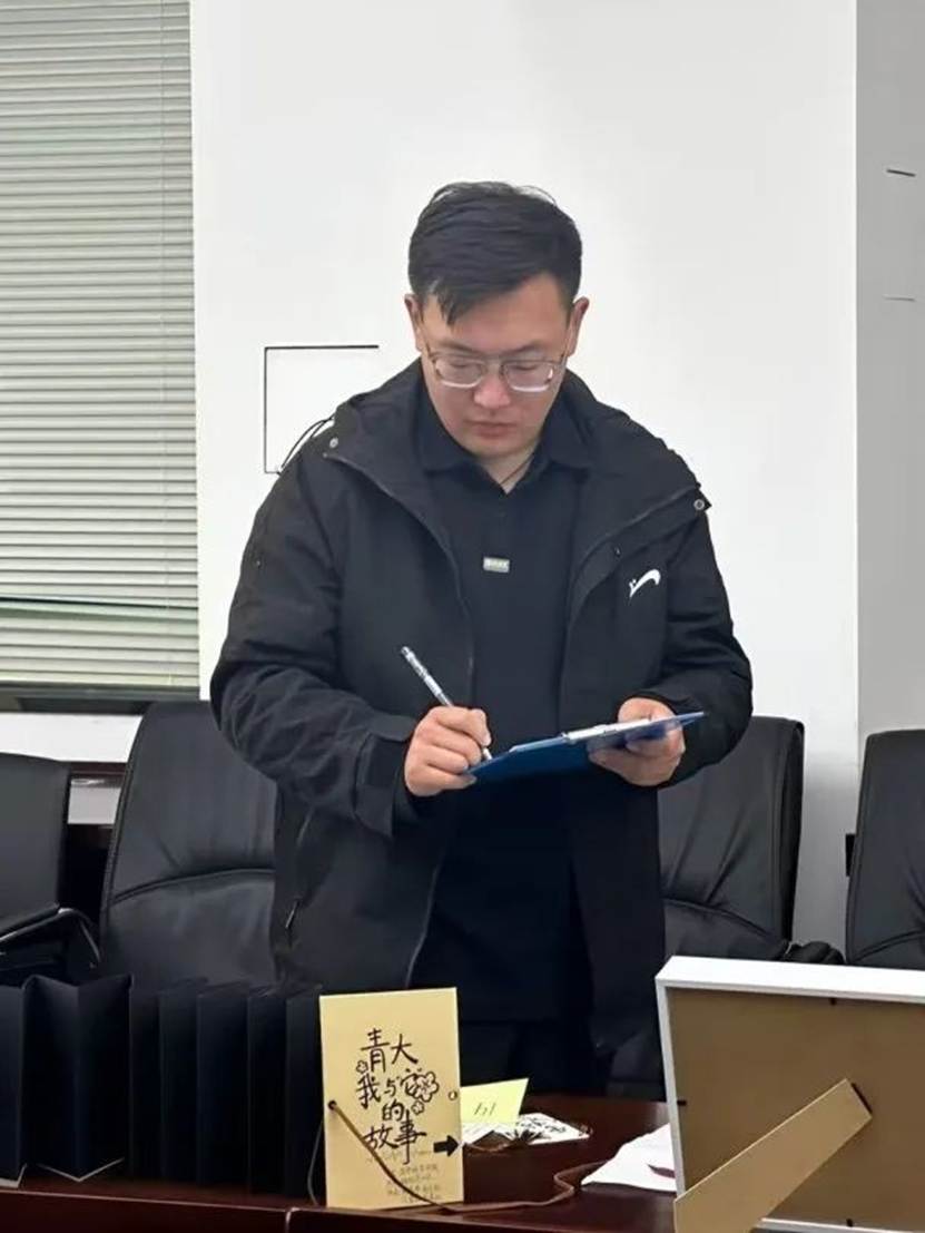 穿着西装笔挺的男子与配字 AI 生成的内容可能不正确。